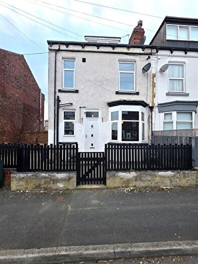 2 Bedroom End Of Terrace House To Rent In Brooklyn Street, Leeds, LS12