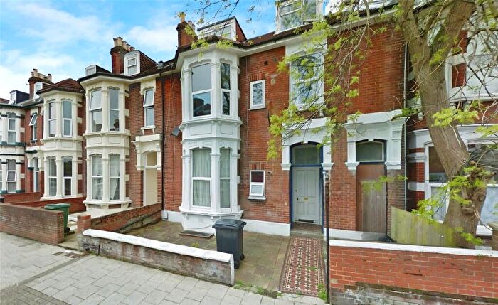 3 Bedroom Flat To Rent In Waverley Road, Southsea, Hampshire, PO5