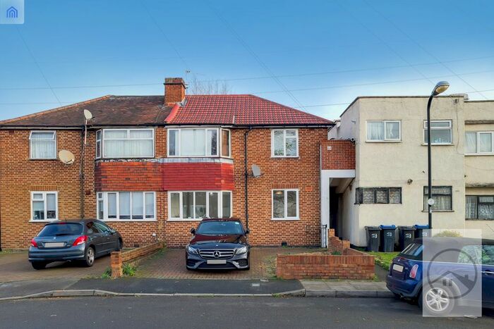 2 Bedroom Flat To Rent In Deer Park Gardens, Mitcham CR4