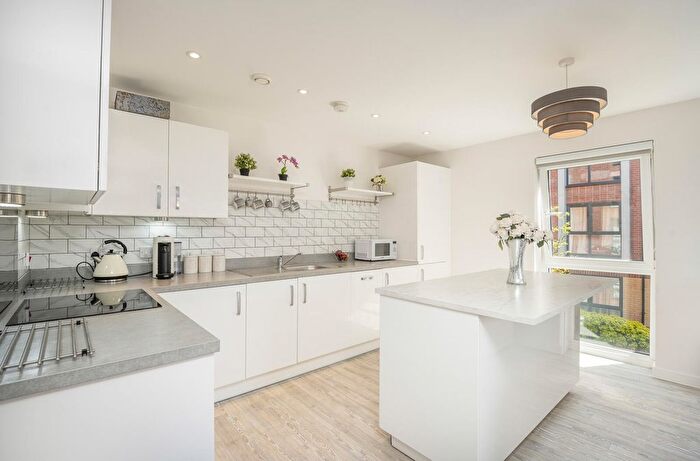 2 Bedroom Flat For Sale In Holmesley Road, Borehamwood, WD6