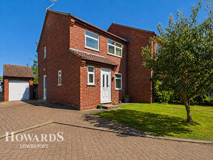 3 Bedroom Semi-Detached House For Sale In Enstone Road, Lowestoft, NR33