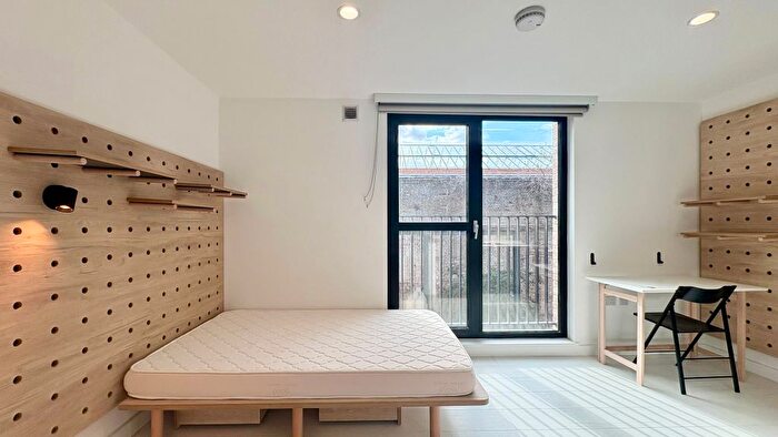 Studio To Rent In Commercial Road, London, E14