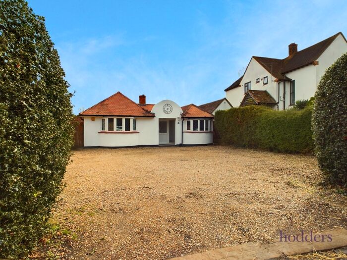 4 Bedroom Bungalow To Rent In Spinney Hill, Addlestone, Surrey, KT15