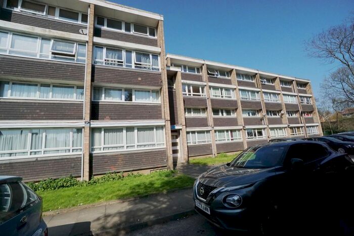 2 Bedroom Flat To Rent In Oxford Gardens, London, N21