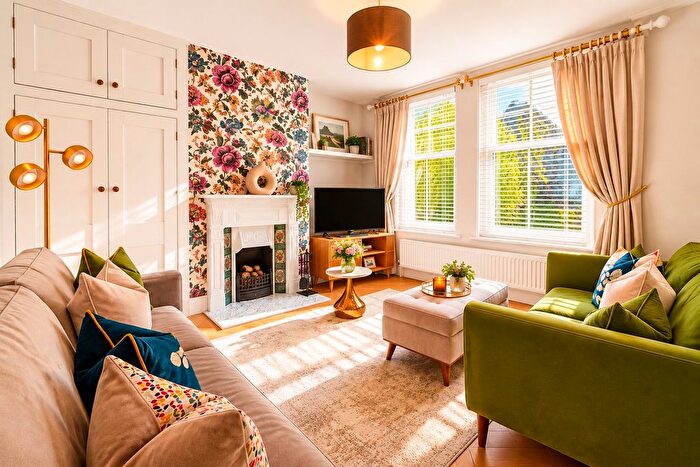 2 Bedroom Flat For Sale In Thackeray Road, London, SW8