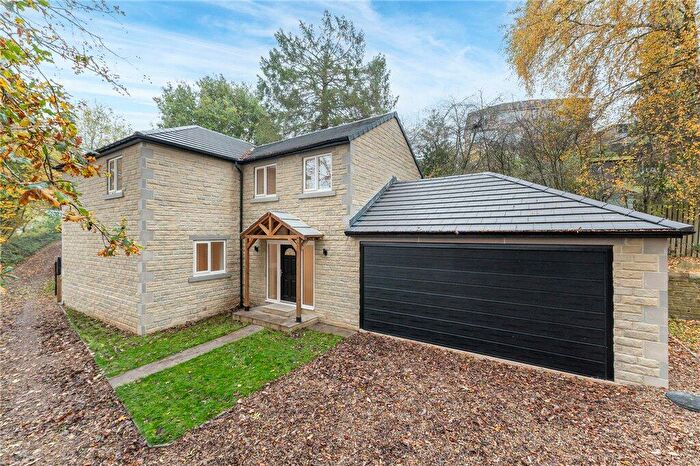 4 Bedroom Detached House For Sale In Brackendale, Bradford, West Yorkshire, BD10
