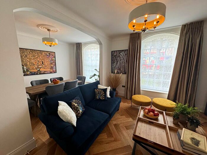 3 Bedroom Flat To Rent In Montrose Court, Temple Fortune, London, NW11