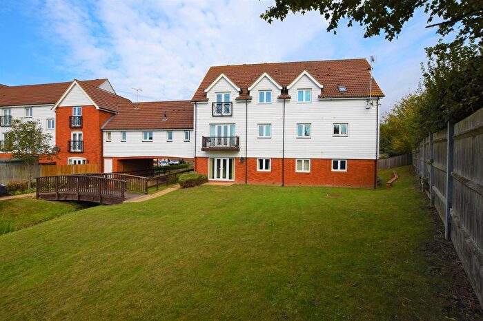2 Bedroom Flat For Sale In Galloway Drive, Kennington, TN25