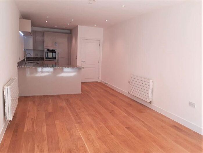 3 Bedroom Flat To Rent In Charles Clowes Walk, Nine Elms, SW11