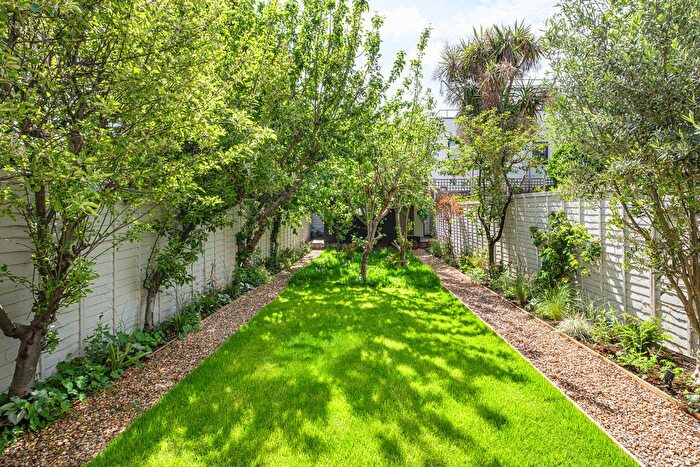 3 Bedroom Maisonette For Sale In The Orchards, Evering Road, London, N16