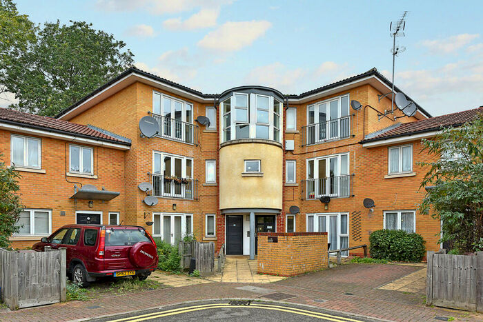 2 Bedroom Flat To Rent In Shalbourne Square, London., E9