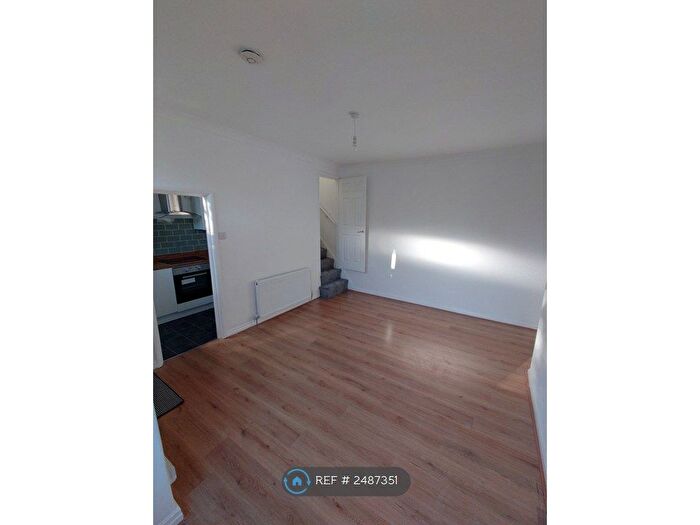 2 Bedroom End Of Terrace House To Rent In Brooklyn Terrace, Leeds, LS12