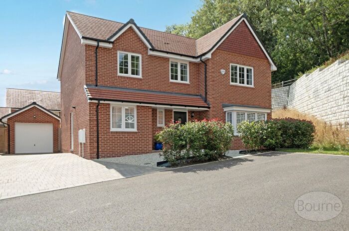 4 Bedroom Detached House For Sale In Walton Close, Alton, Hampshire, GU34