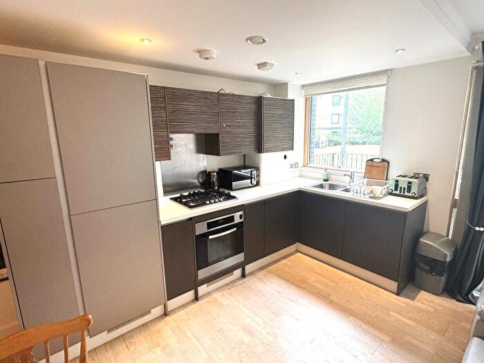 1 Bedroom Flat To Rent In Triangle Apartments, Manchester Road, Docklands, E14