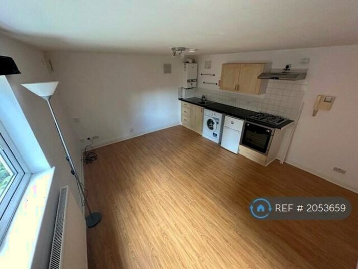 Studio To Rent In Hermitage Road, London, N4