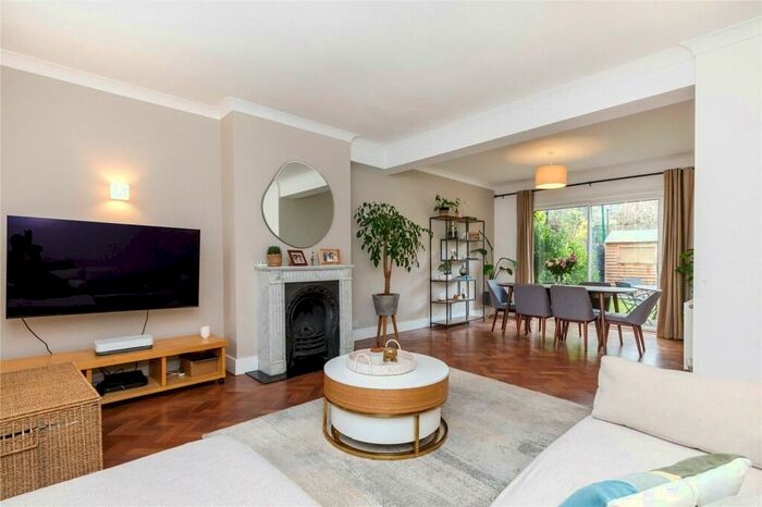 4 Bedroom Semi-Detached House To Rent In Hartham Close, Islington, N7