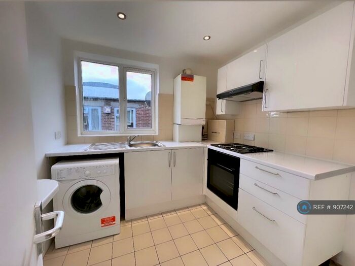 2 Bedroom Flat To Rent In Darkes Lane, Potters Bar, EN6