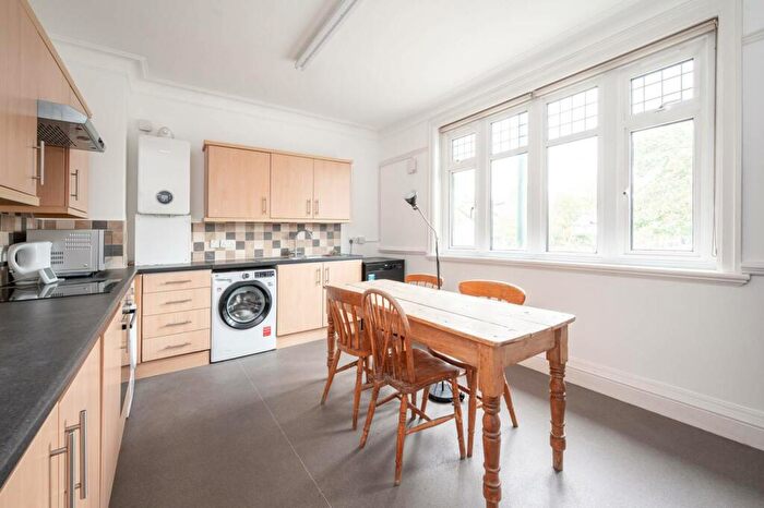 5 Bedroom Flat To Rent In Cat Hill, East Barnet, Barnet, EN4