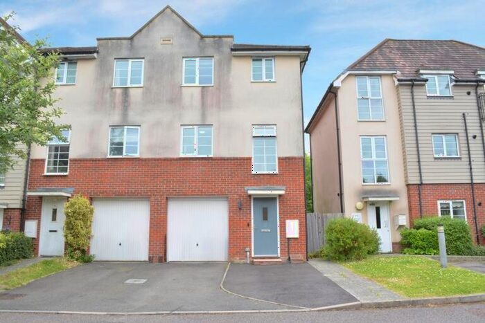4 Bedroom End Of Terrace House To Rent In Eskdale Way, Maidenbower, RH10