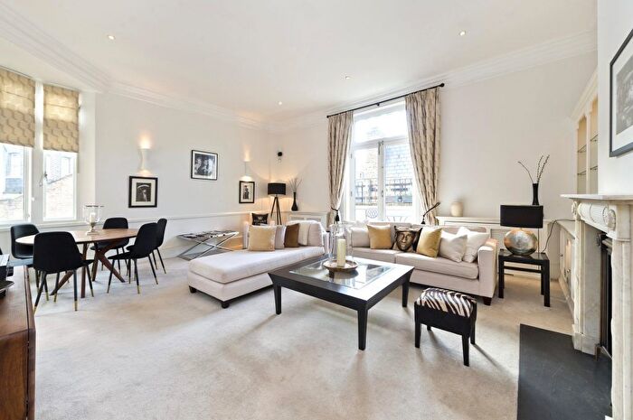 2 Bedroom Flat To Rent In Cadogan Square, Knightsbridge, SW1X