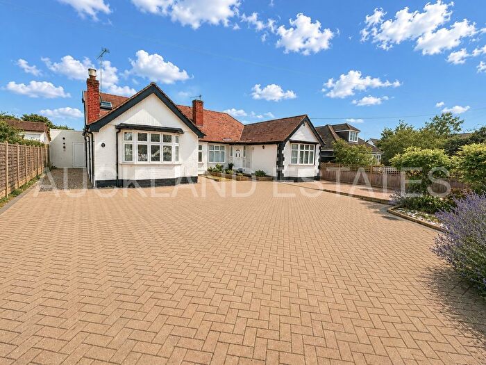 4 Bedroom Semi-Detached Bungalow For Sale In Byng Drive, Potters Bar, EN6