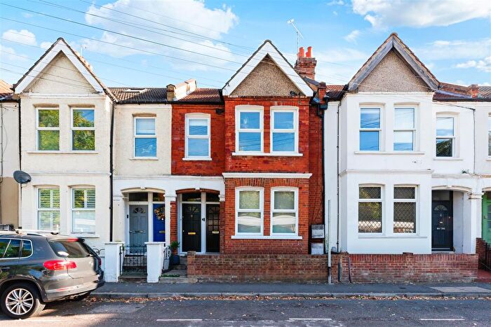 2 Bedroom Maisonette For Sale In Byegrove Road, Colliers Wood, SW19
