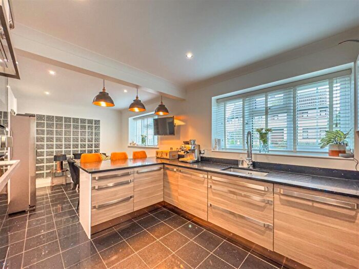 4 Bedroom Detached House For Sale In Bullwood Approach, Hockley, SS5