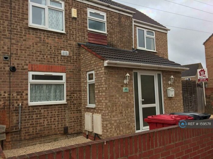 4 Bedroom Semi-Detached House To Rent In Rochfords Gardens, Slough, SL2