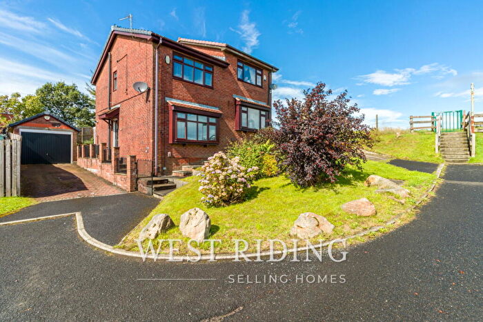 2 Bedroom Semi-Detached House For Sale In Erlesmere Close, Oldham, OL4