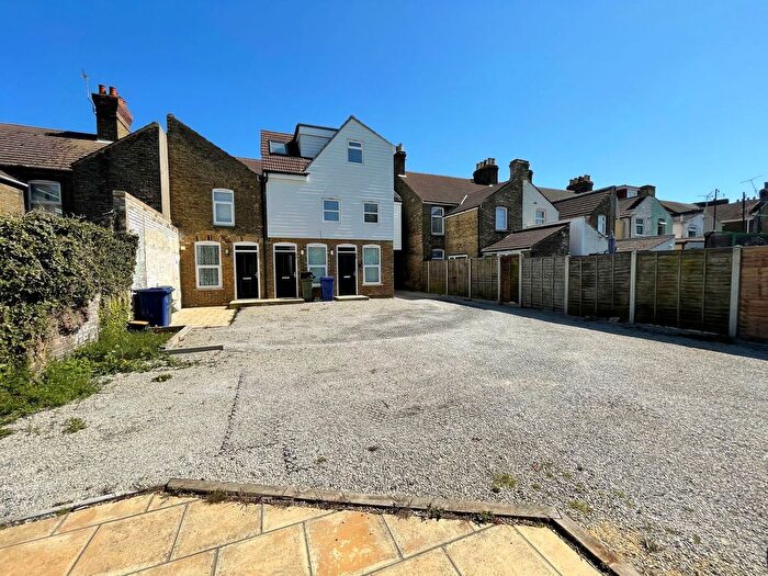 1 Bedroom Flat To Rent In Murston Road, Sittingbourne, ME10