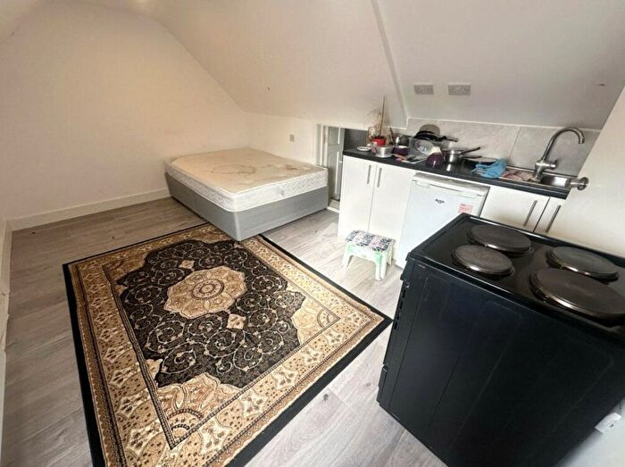 Studio To Rent In Gorham Place, Holland Park, London, W11