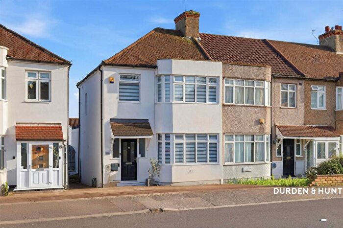3 Bedroom End Of Terrace House For Sale In Roding Lane North, Woodford Green, IG8