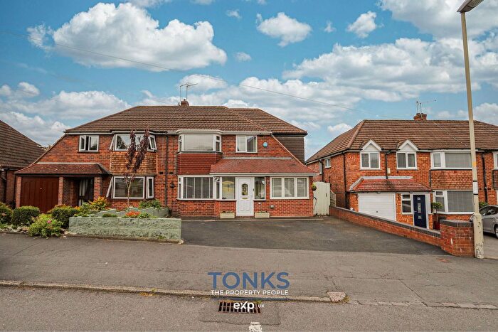 3 Bedroom Semi-detached House For Sale In Thornhill Road, Halesowen, B63