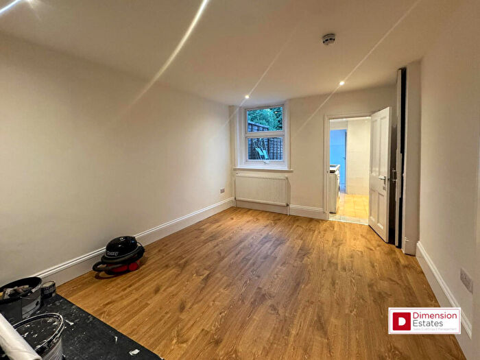 Flat To Rent In Evering Road, Upper Clapton, Hackney, E5