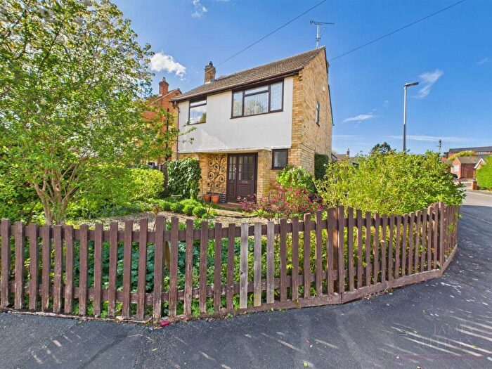 3 Bedroom Detached House For Sale In Fairway, Market Harborough, LE16