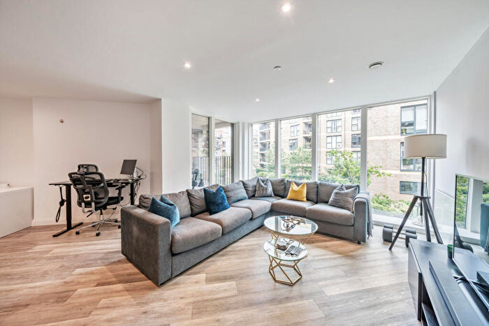 3 Bedroom Apartment For Sale In Scena Way, London, SE5