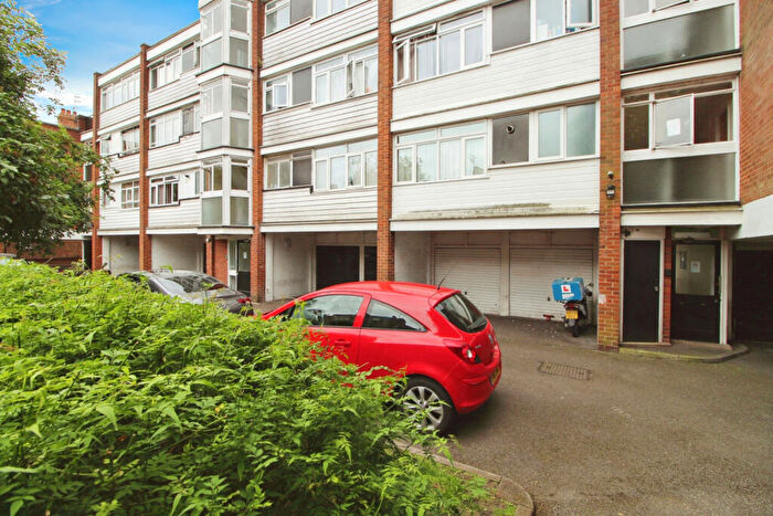 1 Bedroom Flat For Sale In Chichester Court, Whitchurch Lane, Edgware, HA8