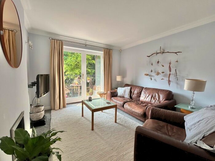 2 Bedroom Flat To Rent In Quarry Dene, Weetwood, Leeds, LS16