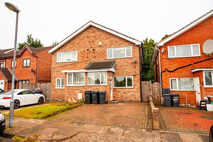 3 Bedroom Semi Detached House For Sale In Bowater Avenue, Birmingham, B33