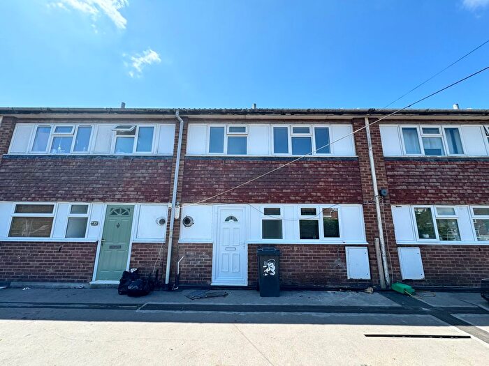 3 Bedroom Flat To Rent In Central Drive, Dudley, DY3