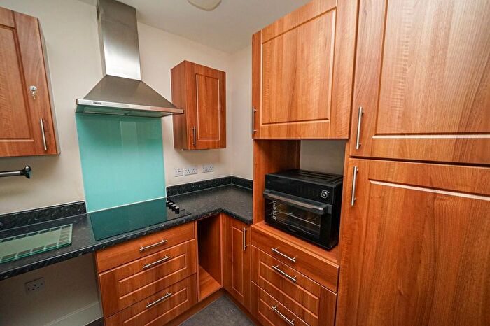 2 Bedroom Flat For Sale In Greenfields, Theedway, Leighton Buzzard, LU7