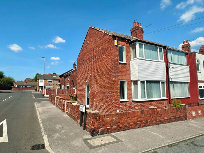 2 Bedroom Town House To Rent In Newport Avenue, Bramley, LS13