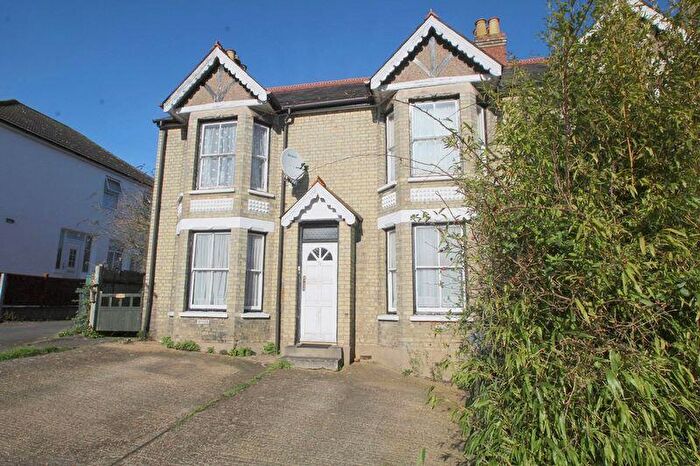 2 Bedroom Flat To Rent In Totteridge Avenue, High Wycombe, HP13