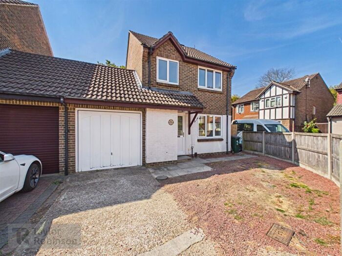 3 Bedroom Detached House For Sale In West Green, Crawley, RH10