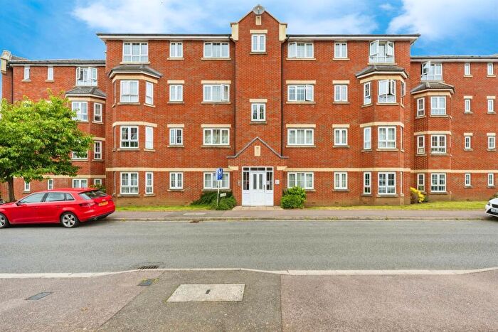 2 Bedroom Flat For Sale In Watling Gardens, Dunstable, LU6