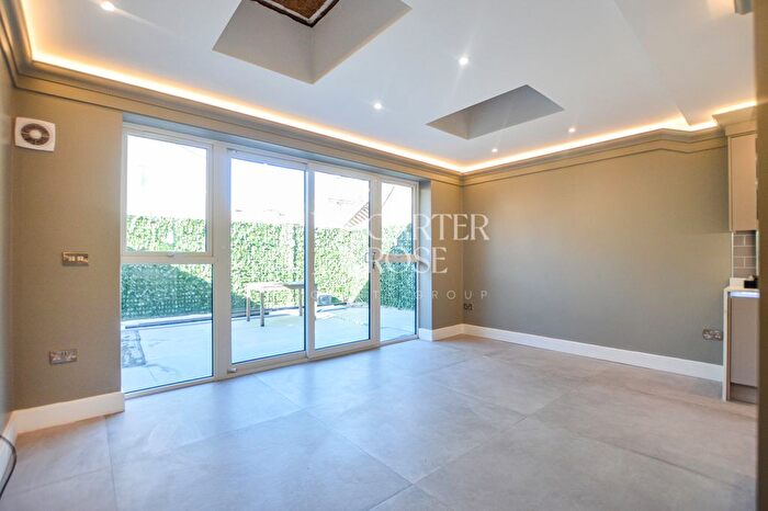 3 Bedroom Flat To Rent In Fairlight Road, London, SW17