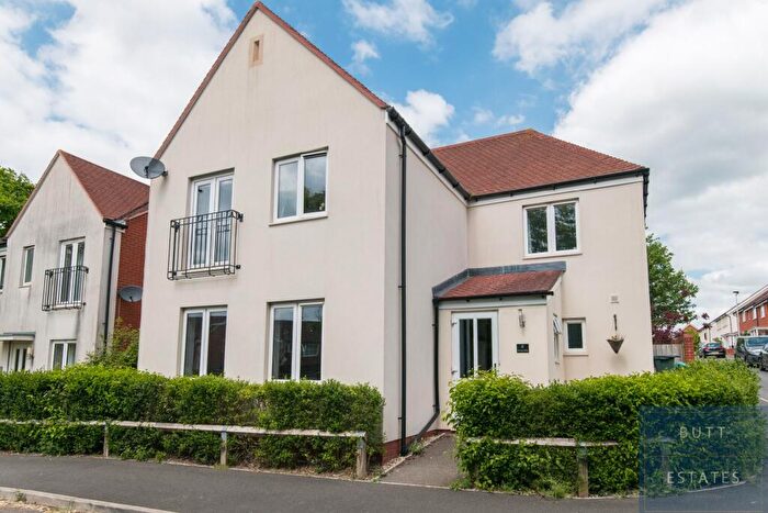 4 Bedroom Detached House For Sale In Roman Way, Exeter, EX5