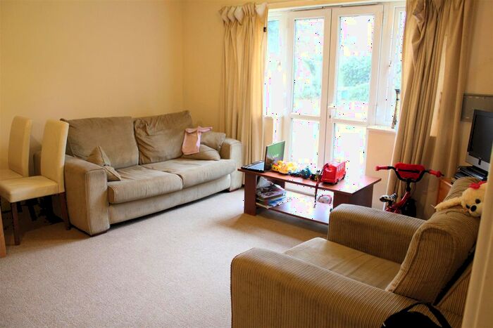 2 Bedroom Flat To Rent In Tamar Way, Langley, Slough, SL3