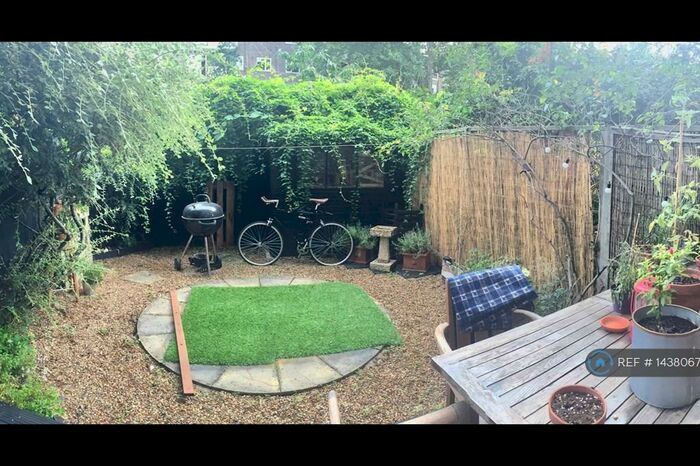 3 Bedroom Flat To Rent In Wenlock Court (Off Everlyn Walk), London, N1