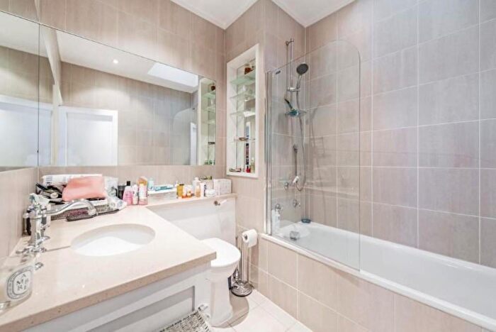 2 Bedroom Apartment To Rent In Baker Street, Marylebone, London, NW1